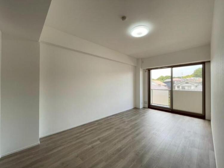 内装 落ち着いた色合いに優しく包まれる、安らぎの主寝室 