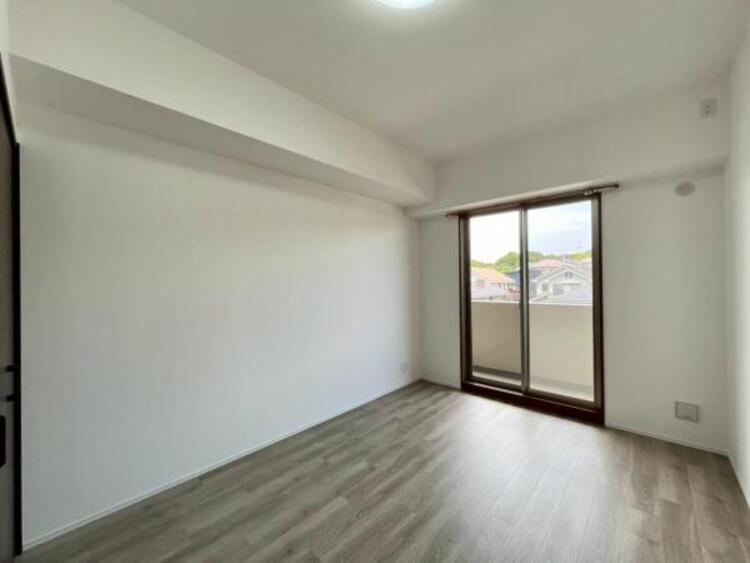 内装 両面バルコニーにつき、各居室バルコニーに面しており開放的です