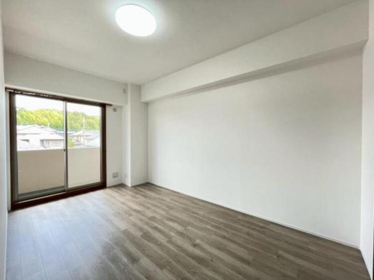 内装 子供部屋にぴったりな洋室。明るい空間で成長を見守ります 