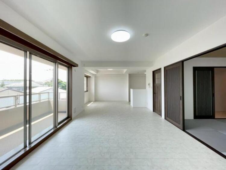 居間 明るく広々としたLDK！ご家族が自然と集まるゆとりの空間です