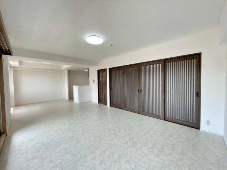 居間 和室との間仕切りは上品な格子戸です