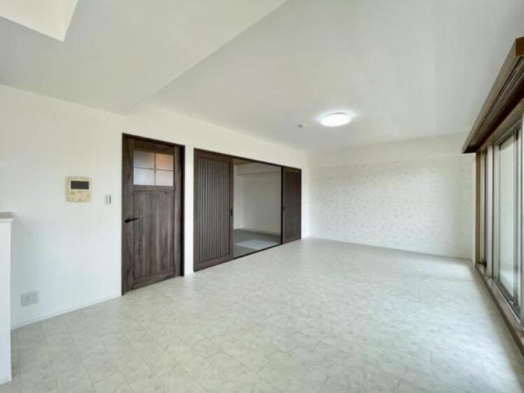 居間 たっぷりの陽光が注がれた明るいリビングは、家族団らんのひと時を包み込みます。