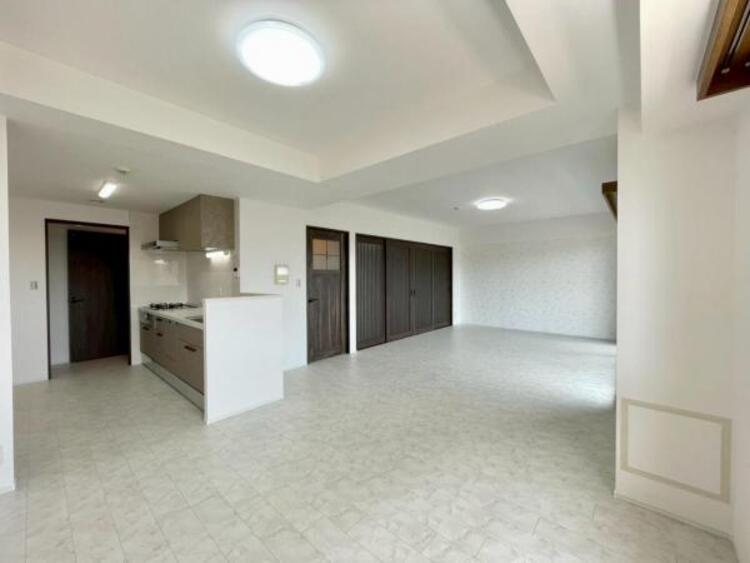 居間 22.5帖の広々としたLDKは、ご家族が自然と集まる憩いの空間です