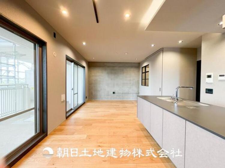 キッチン 【キッチン】住宅の主役でもあり、日常生活を過ごす上で重要な水回りでもあるからこそ機能性・デザイン性に拘りました。お掃除のしやすいシステムキッチンを設置しました。