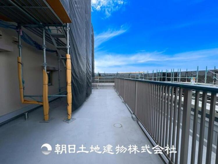 バルコニー 【バルコニー】温かい太陽を感じる事ができるのは、目の前に遮るものが無いから。彼方に広がる風景が絵画のように広がります。
