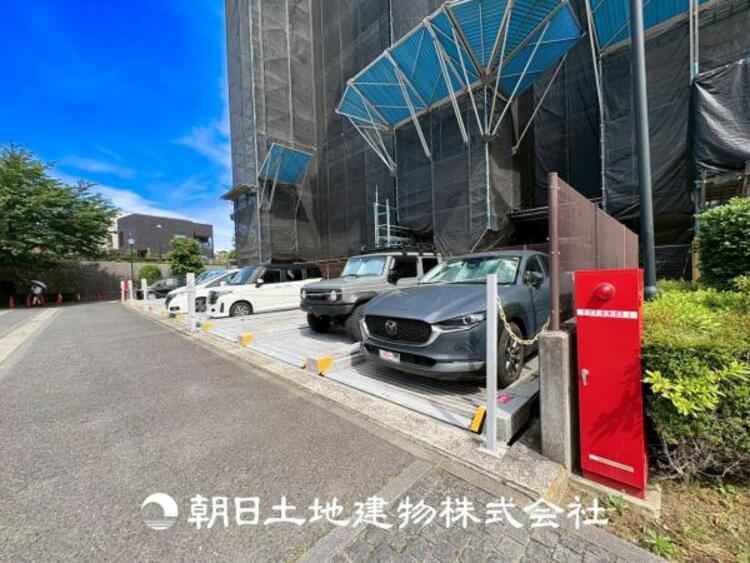 駐車場 【駐車場】ゆったりとした駐車スペースを確保いたしましたので、大きめのお車でも駐車可能です。自転車やバイクなど、ゆとりのある敷地で置き場所に困ることはないでしょう。