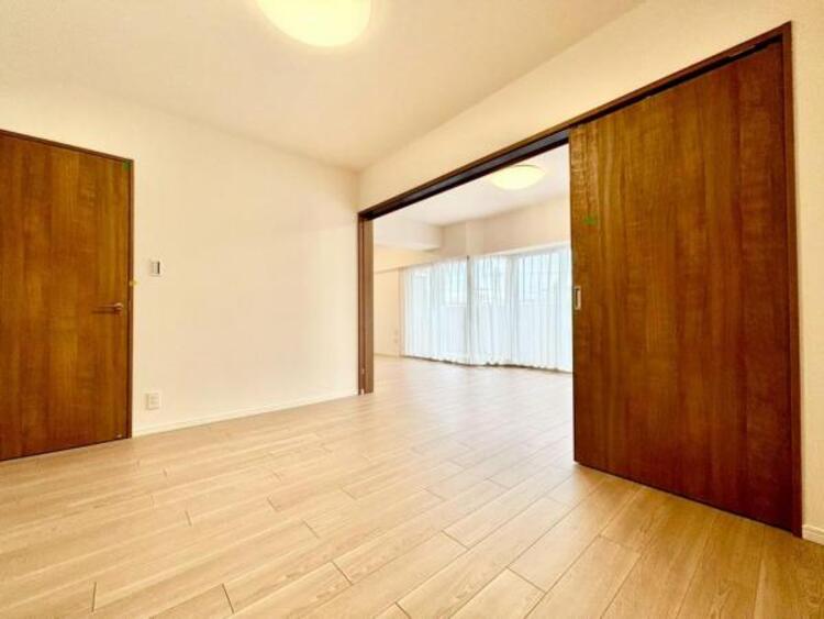 内装 続き間の洋室はお子様を遊ばせるスペースとしても重宝します。ライフスタイルの変化にも対応しやすい間取り設計にしました。