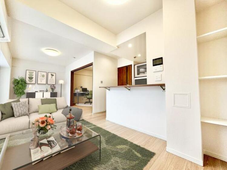 居間 リビング（配置してある家具はCGによるイメージです）くつろげるリビングは話に夢中になりすぎて、ついつい時間を忘れてしまう。そんな束の間の幸せを感じさせてくれる場所です。