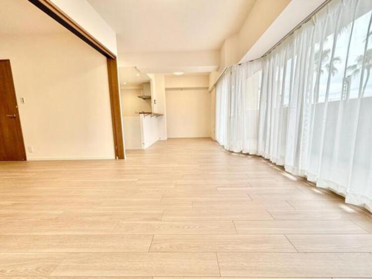 居間 家族はもちろん友人たちもリラックス。仲間を呼び寄せる風通しの良い家。光と風が通るお部屋で充実した毎日を。