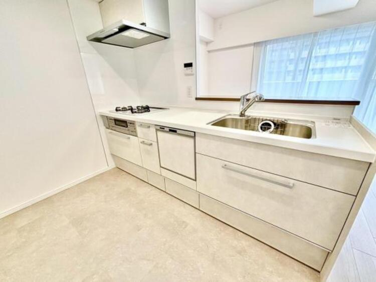 キッチン 広々システムキッチンは2人で立っても窮屈さを感じさせません。お休みの日にご家族みんなでお料理を楽しめます。