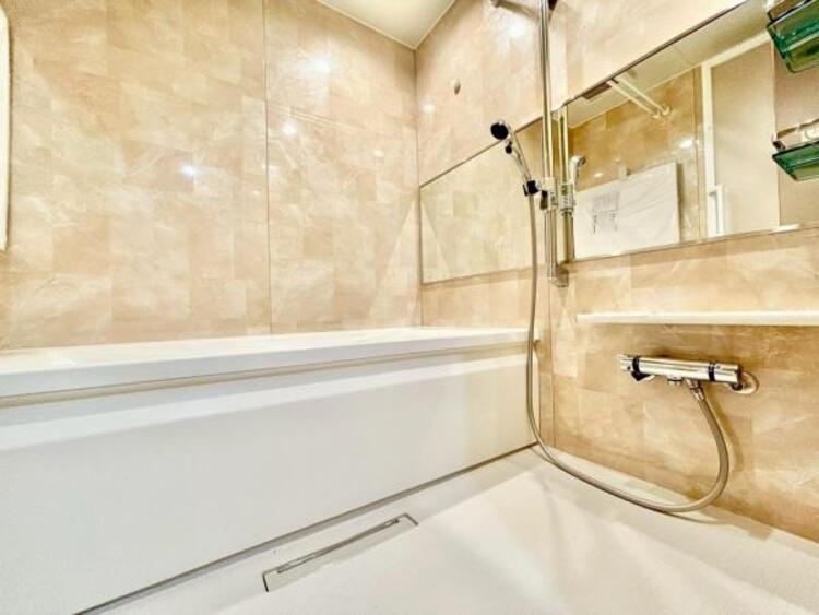 風呂 高級感を演出する内装の浴室は、心休まるくつろぎのスペースにも癒しのスペースにもなる空間です。