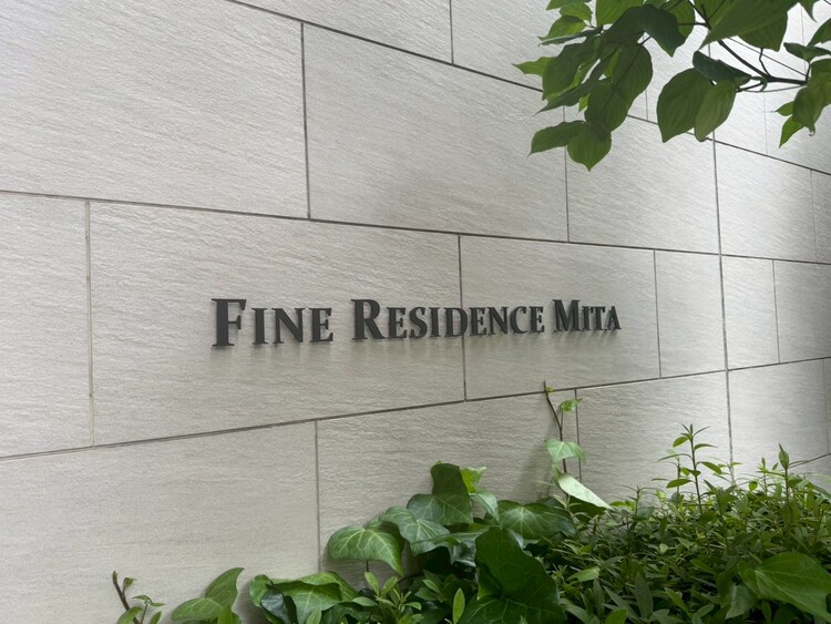 その他 スタイリッシュなエンブレム。お洒落なマンションは入り口から。