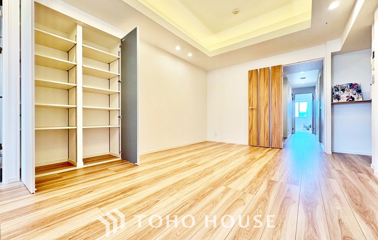 内装 ◆木漏れ日◆の様な採光が優しく足元を照らし、心地いい暮らしの道しるべを写し出す。この空間で過ごす家族との語らいの時間がとても素敵で幸せを感じるかもしれない。