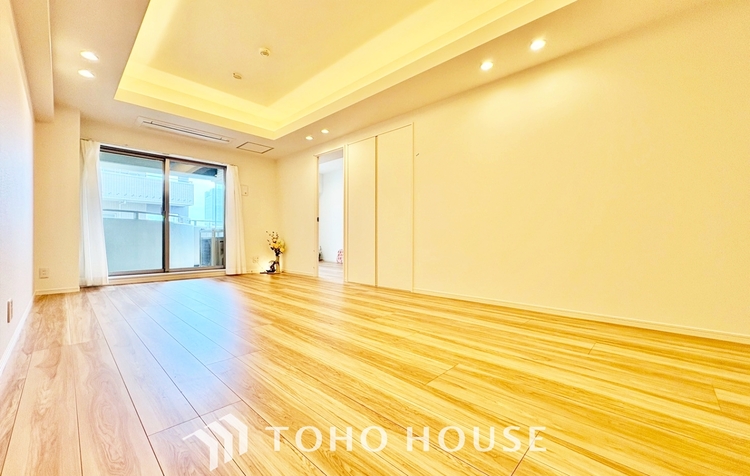 内装 ◆窓を開けると◆冷涼な風、そよぐリビング。だんらんの場所はここから始まり、ここで終わる。家族の笑顔が集う素敵な場所だから、こだわり抜いた思いが詰まっているのだと思う。