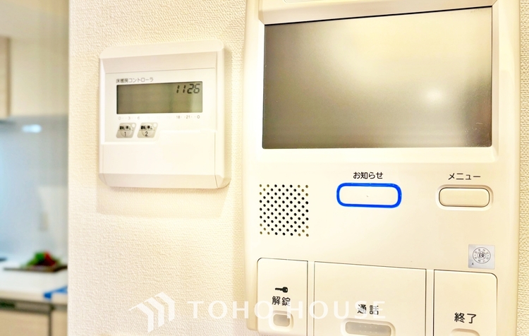 内装 ◆今宵の食卓◆ダウンライトに反射するグラスを眺めながらワインを注ぐ。トクトクと心地いい音をさせながら、フランスの古城を思わせる薫りがたちこめ、とても幸せな時を過ごせる。