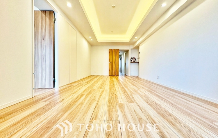 内装 ◆海の向こうへ沈む夕日◆オレンジ色の光は大人になった今の僕にはわかる。1日の終わりを伝えに来たわけではなく、また明日が来る方へ導いてくれた事を。