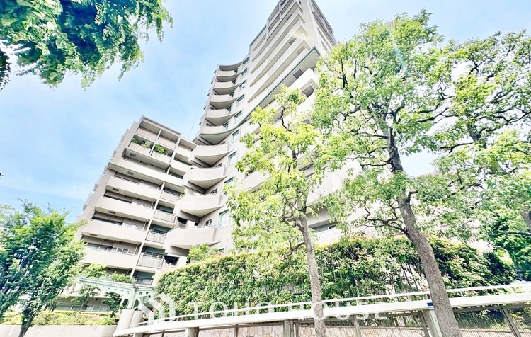 外観 ◆水面に映る◆紅葉を纏った山々を眺め、美しさのあまり感嘆のため息を漏らした事は無いだろうか。いつしか忘れかけていた自然の美しさと力強さを思い出させてくれる、そんな景色がここにもある。