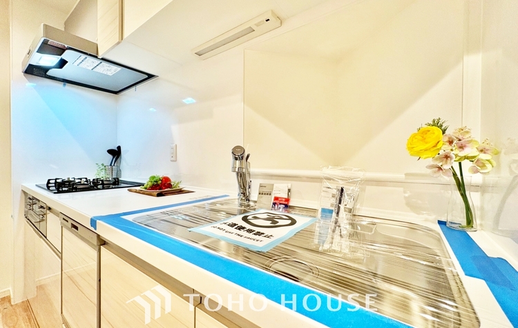 キッチン ◆サンサンと◆差し込む太陽の光がこのリビングに笑いをもたらす。ソファの上のクッションがポカポカした暖気にぬくぬくと微睡んでいる。