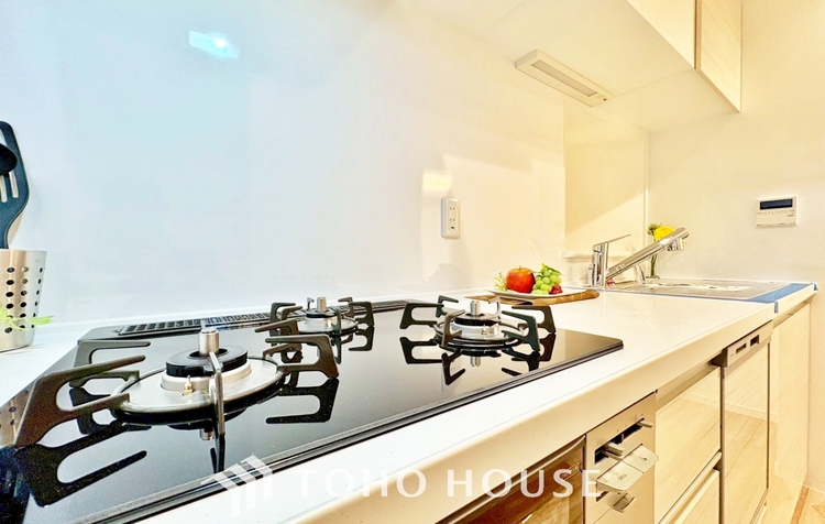 キッチン ◆陽溜まり◆の温もりを感じ、ふわりと寄り添う太陽の妖精たちが自然と僕達を微睡ませる。うとうとしたい訳ではないがそんな時間が嫌いじゃない自分がここにいる。