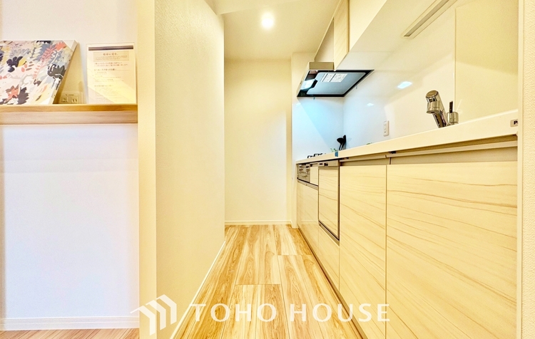 キッチン ◆色彩◆この空間に放たれた光は華美なまでに演出されたデザイン。流れる時をより芳醇なコーヒーの様な色彩奏でるアダージョ。そして情景豊かな作品のような暮らしがイメージできる。