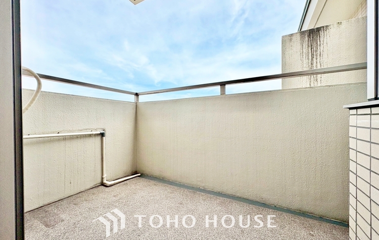 バルコニー ◆今宵の食卓◆ダウンライトに反射するグラスを眺めながらワインを注ぐ。トクトクと心地いい音をさせながら、フランスの古城を思わせる薫りがたちこめ、とても幸せな時を過ごせる。