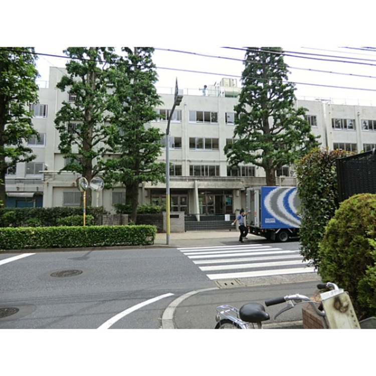 周辺 練馬区立石神井中学校(約1600m)