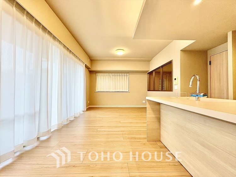 内装 太陽光をたくさん感じながら、明るく豊かな暮らしを約束する住まい。四季の移ろいを感じながら過ごす毎日。なんとなく幸せ。