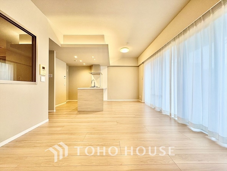 内装 窓をあけると通り抜ける風。清々しく心地よいそよ風が、この空間を涼やかに。風通しの良さは人にとっても家にとっても健康的で気持ちいいもの。