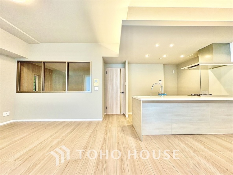 内装 叶えたかったのは落ち着きのあるナチュラルな風合い。そして開放感があるリビング。優雅な気分に浸れる幸せな時間をこの空間で。