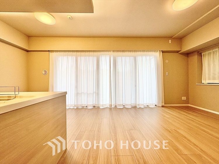 内装 太陽の光をスマートにリビングへ。時によって変化をもたらす採光。朝は目覚め、昼は安らぎ、そして夕時は温もりを。