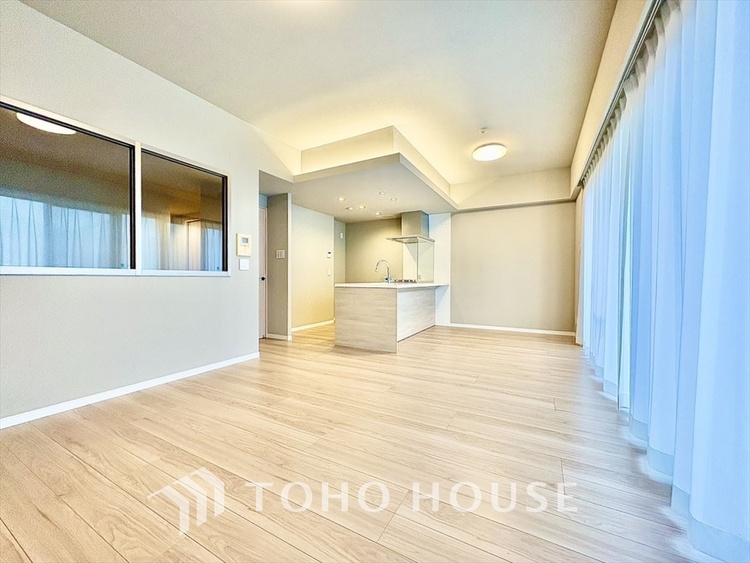 内装 太陽光をたくさん感じながら、明るく豊かな暮らしを約束する住まい。四季の移ろいを感じながら、我が子の成長を見守る。そんな家がここに。