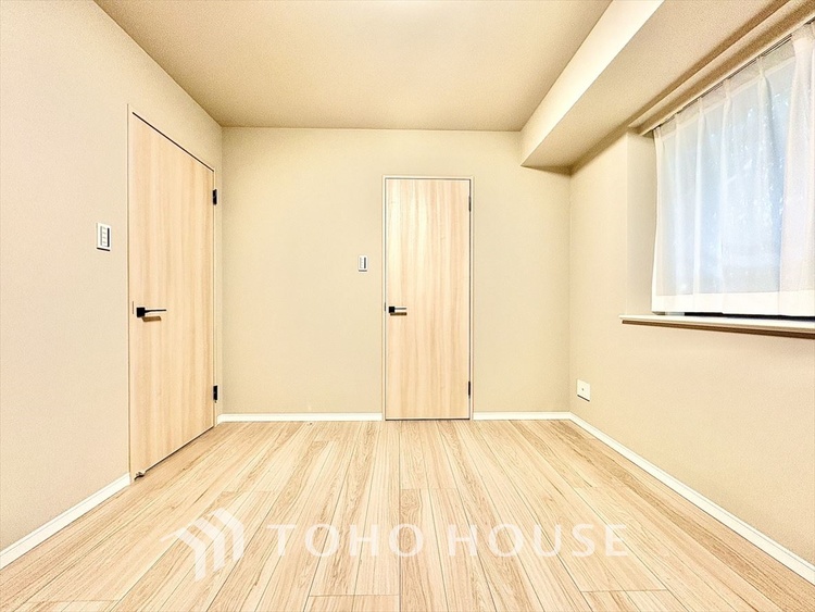 内装 プライベートルームでは静かに時を過ごしたい。読書をして、物思いにふける。光りに満たされた安らぎの空間。