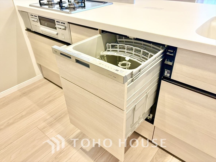 キッチン 家事の最も強い味方の一つ・・ビルトイン型の食器洗浄乾燥機。手洗いでは落ちない汚れも高温・高圧ですっきり。大幅な時短になるのが嬉しい。