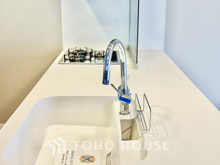 キッチン 浄水器内蔵・可動式のシャワーヘッド。水はねや大きな洗い物も計算したシンク。システムキッチンは家事をずっと楽にしてくれる。