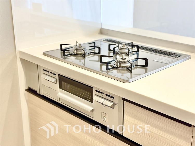 キッチン 可能な限り余計なものを省いた3口コンロ。美しさと機能性を兼ね備えたスタイルはきっと何年もあなたの味方です。