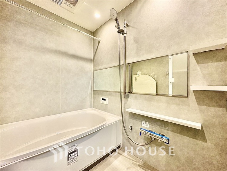 風呂 光に照らし出されたバスルーム。適度な湿度と静かに揺れる眼前の水面。広い浴槽にゆっくりと身を沈め深く瞑想をすれば、明日への新たな活力が膨らんでくる。