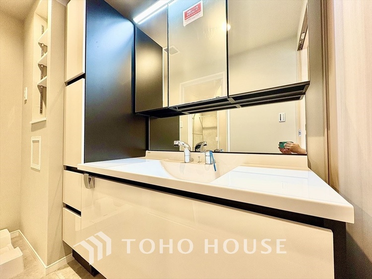 洗面 【Wash basin】十分な大きさの洗面台は収納力大。身だしなみチェックや歯磨きなど、朝の慌ただしい時間でも余裕とゆとりを感じられる。