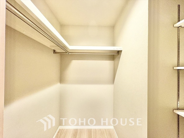 収納 壁一面の収納は、すっきりとした空間をもたらす。清潔感のあるスペースは「ただいま」の瞬間からくつろぎのスイッチを入れる。