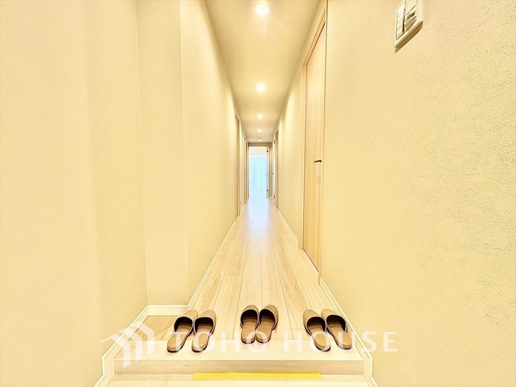 玄関 真っ直ぐに行く。新たな生活へ。これから歩むその一足がまた新たな道となる。