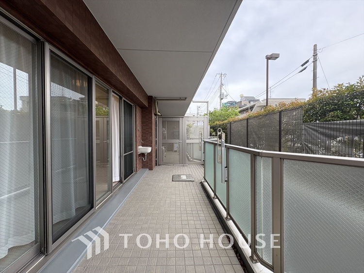 バルコニー ここからは空が遠くまで見える。紺碧、曇天、茜色。心もともに映り変わる。東京にもあったんだ。こんな景色が・・・。