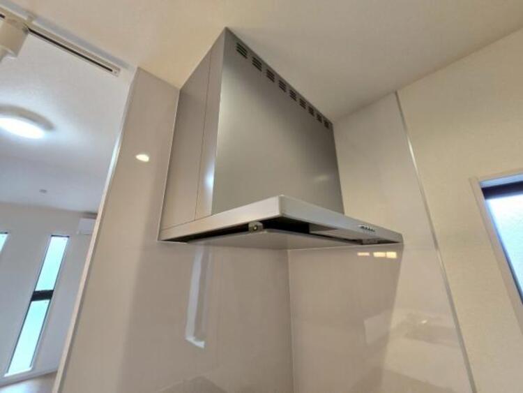 設備 レンジフードはシンプルで掃除のしやすい形です