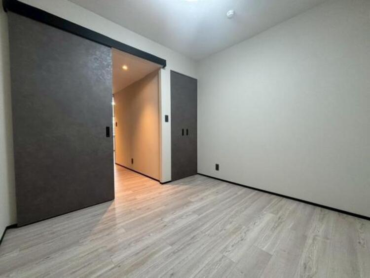 内装 クローゼットは棚やハンガーパイプが付いており、スーツや上着などが収納可能です。ゴルフバッグやスノーボードなど趣味のお荷物も十分収納が可能です。日常で使わないものや食料のストックも可能です。