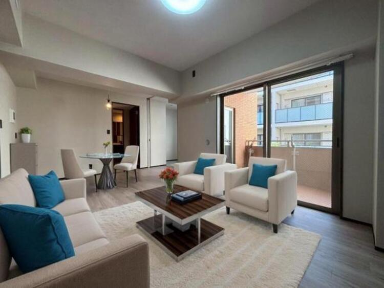 居間 リビング（配置してある家具はCGによるイメージです。）窓からたっぷりと陽光が注がれる明るい住まい。実際の日当たりや現地の雰囲気もご確認くださいませ。