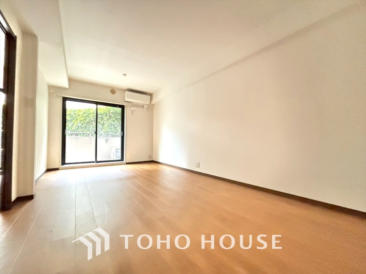 内装 忙しい朝でも、しっかり家族が揃って食事をして頂けるゆとりある大きさのダイニングスペース。リビングと和室の続き間は急な来客時になど使い勝手が良いです。実際の空間を体感してみて下さい！