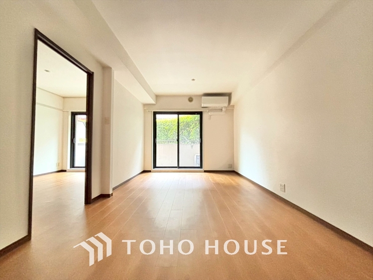 内装 居心地のいい暮らしには欠かせない眩い採光。ゆったりとした幅の窓からこの空間に降り注ぐ採光が絶えない。明るいリビングこそ居心地のいい暮らしが待っているのだと思う。