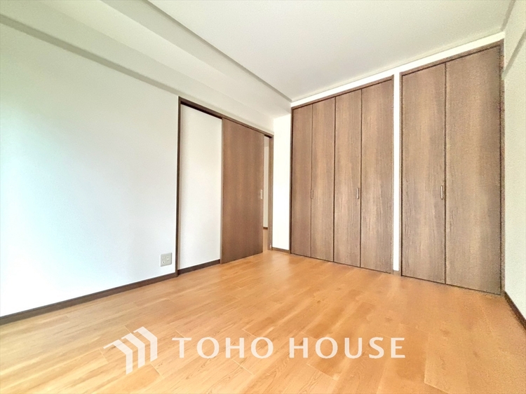 内装 風の通り道。舞い込んでくる風が優しく躍り、室内に爽やかな空気を運んでくる。そこに季節の息吹を感じて、いまがどんな季節なのかを実感する。