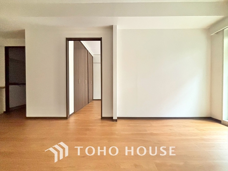 内装 ◆サンサンと◆差し込む太陽の光がこのリビングに笑いをもたらす。ソファの上のクッションがポカポカした暖気にぬくぬくと微睡んでいる。