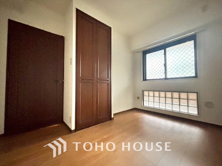 内装 使いやすく、明るい洋室に仕上がります。子供部屋や趣味のお部屋にご利用できます。ご自身で家具などを配置し、素敵な空間を創り上げられます。