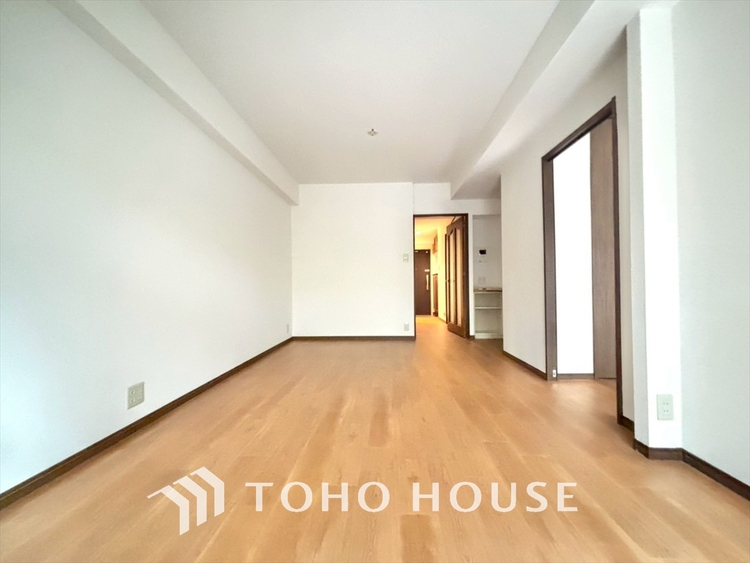 内装 ここはみんなが集い、食事と楽しい会話が始まる場所。話に夢中になりすぎて、ついつい時を忘れ、夜半過ぎになってしまう。そんな束の間の幸せを感じさせてくれます。