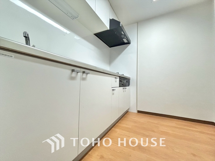 キッチン 手元の収納から、足元の収納までが全てスライド式で、奥のスペースまで有効に活用できます。奥まで上から見渡せるので、たまにしか使わない調理器具もサッと取出せます。